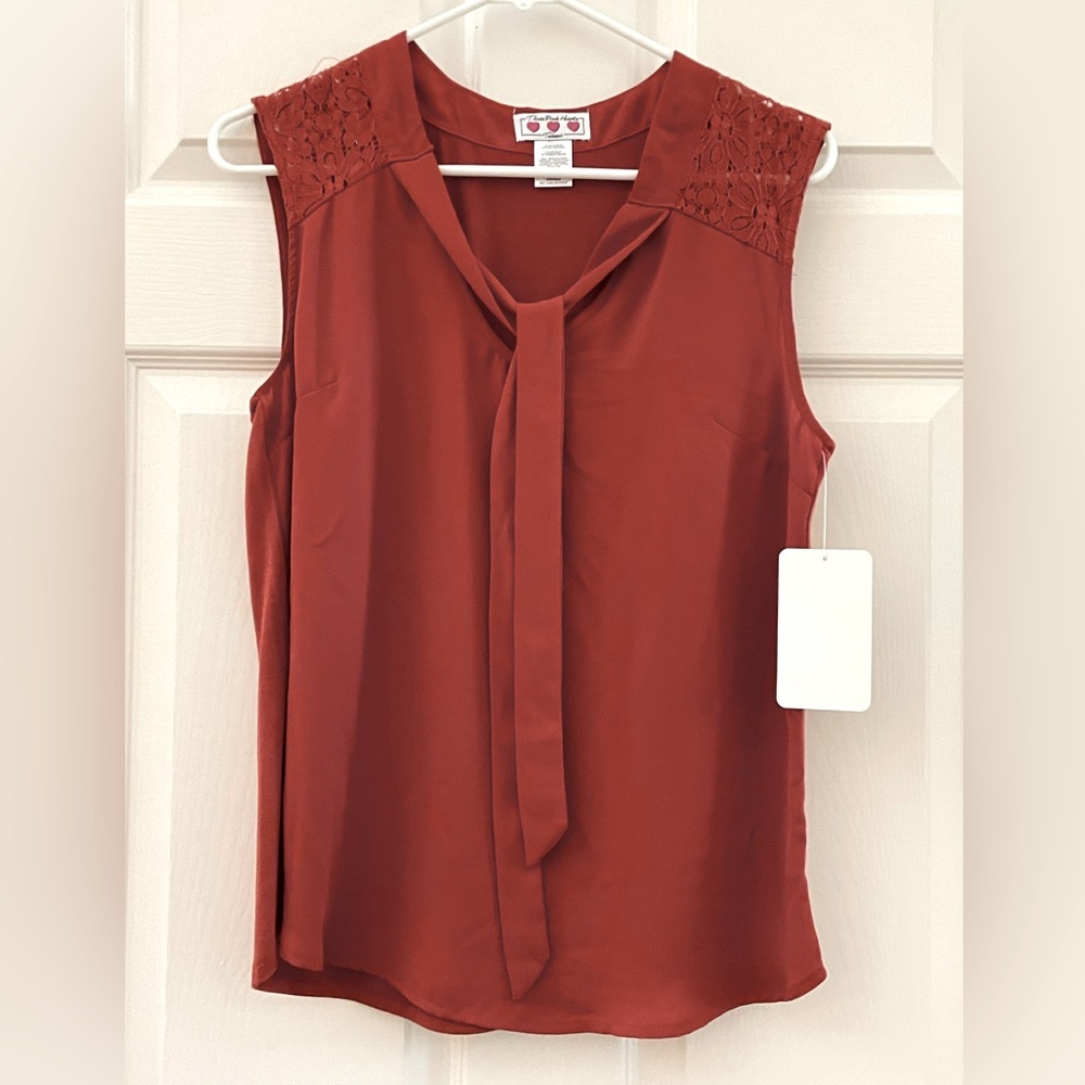 Small sleeveless blouse with tie.